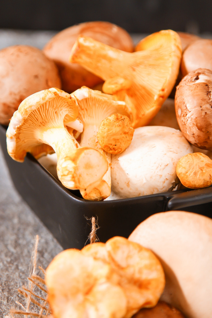 新鲜的整个白菇,或者蘑菇,在乡下人一碗 新鲜的整个白菇,或者蘑菇,在乡下人一碗