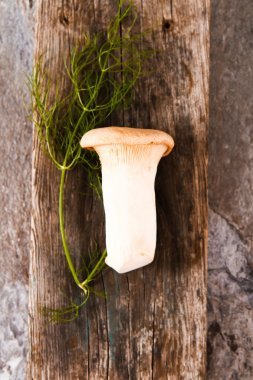 新鮮的整個(gè)白菇，或者蘑菇，在鄉(xiāng)下人一碗