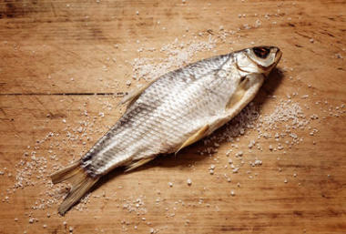 在木砧板上的魚干圖片