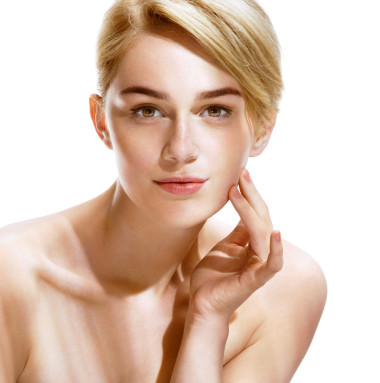 美的水療中心女人觸摸她的臉龐