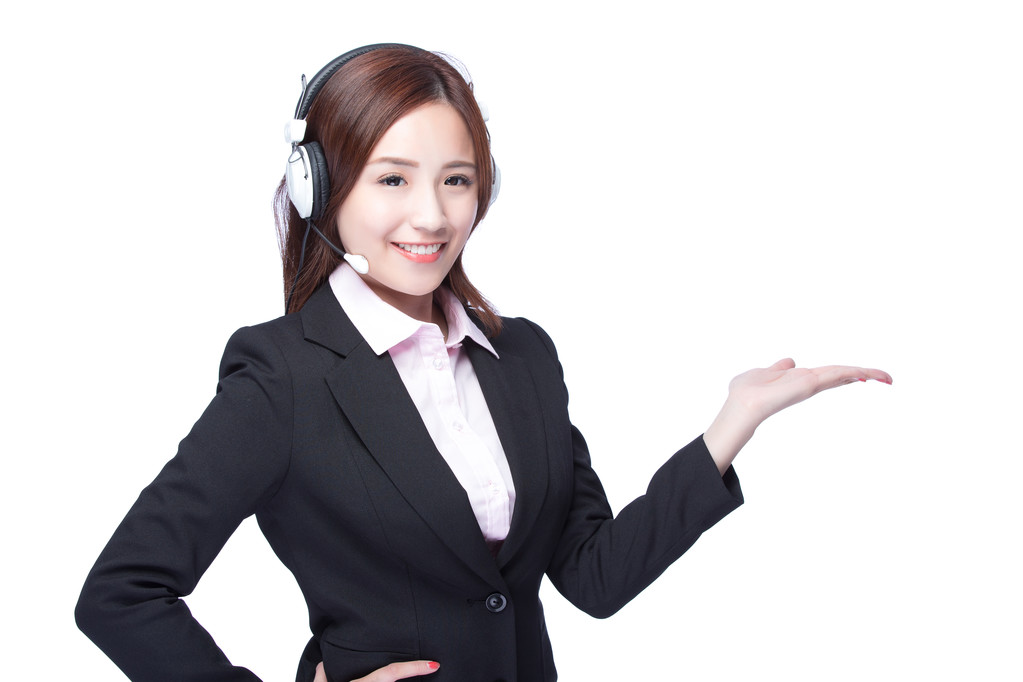 女人戴着耳机呈现出一些东西 