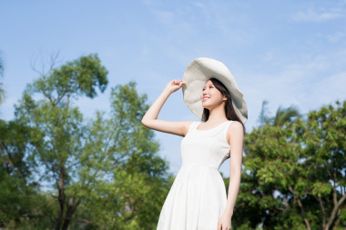 女人穿著白色禮服微笑