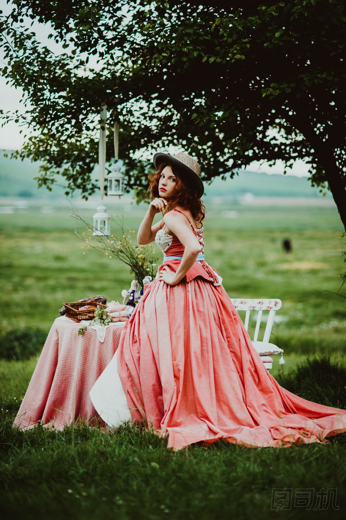 一只兔子在戶外的女孩 