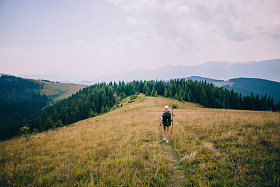 在山里行走的女人