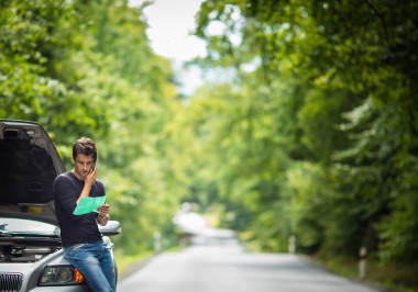 英俊的年輕男子，呼吁援助圖片