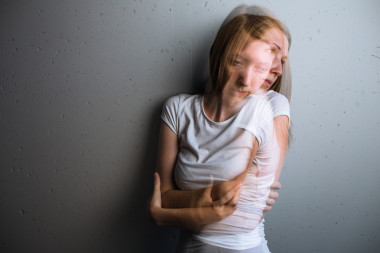 患有嚴(yán)重的抑郁和焦慮的年輕女人