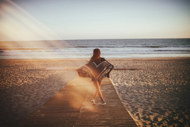 在海滩上回来的红发少女的视图