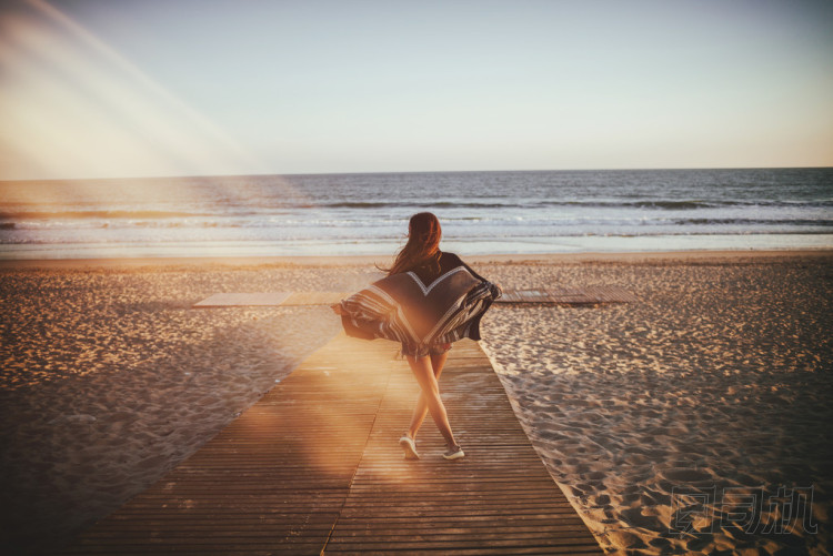 在海灘上回來的紅發(fā)少女的視圖