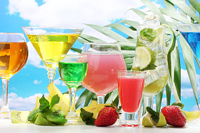 蓝蓝的天空背景上的表上的鸡尾酒的眼镜