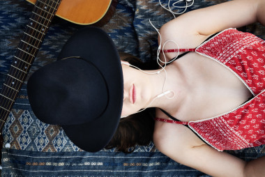 女人聽音樂(lè).照片