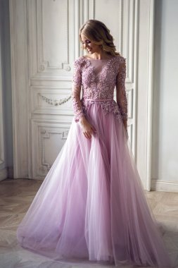 女人纺衣服图片