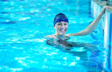 游泳眼镜的女孩图片