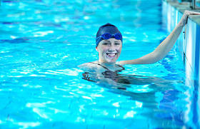 游泳眼镜的女孩图片