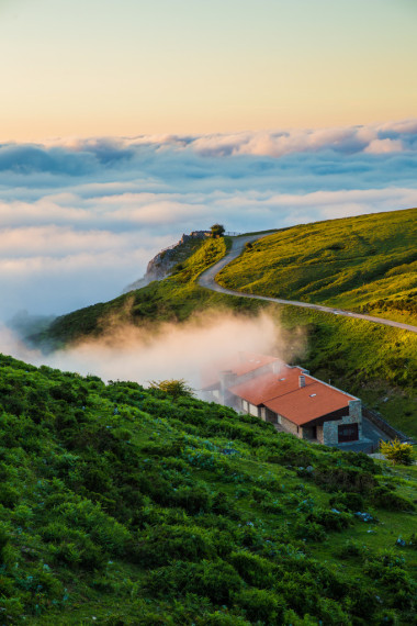 景觀的房子在云彩