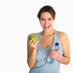 年轻的黑发健身女孩的肖像