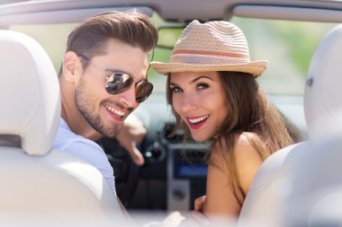 對(duì)新人享受著在一輛敞篷車兜風(fēng)