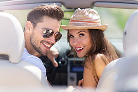 对新人享受着在一辆敞篷车兜风