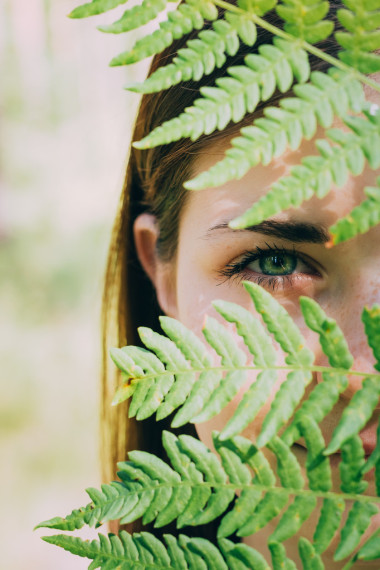 持有外匯儲備的快樂的年輕美女的紅頭發(fā)女孩女人的畫像