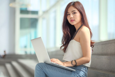 年輕的商人舒舒服服地坐