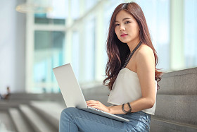 年轻的商人舒舒服服地坐