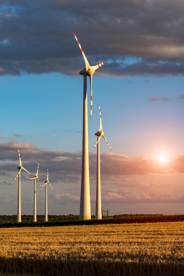 風車在球場上的日落