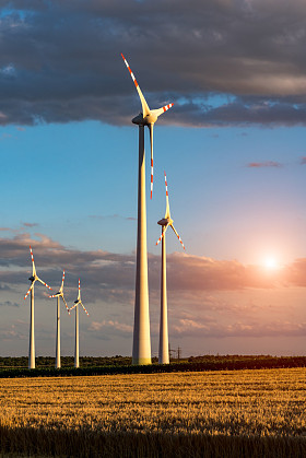 风车在球场上的日落