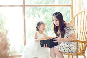 家庭、 儿童、 教育、 学校和快乐的人概念-h