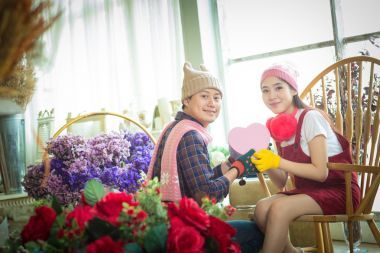 美麗開朗的年輕夫婦，在愛心奉獻給選管會的禮物