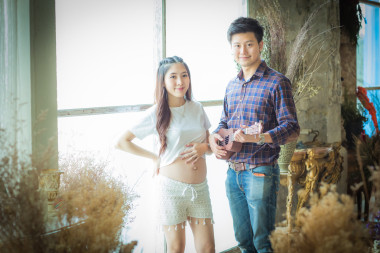 很高兴，美丽的年轻男人和女人怀孕的肚子听 t