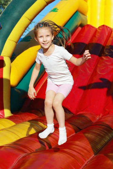 女孩在蹦床上跳躍