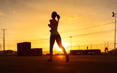 在城市運(yùn)行的女人圖片