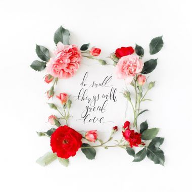 在書(shū)法風(fēng)格寫(xiě)在紙上與玫瑰,圖片