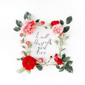 在书法风格写在纸上与玫瑰,图片