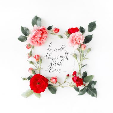 在书法风格写在纸上与玫瑰,图片 在书法风格写在纸上与玫瑰,图片