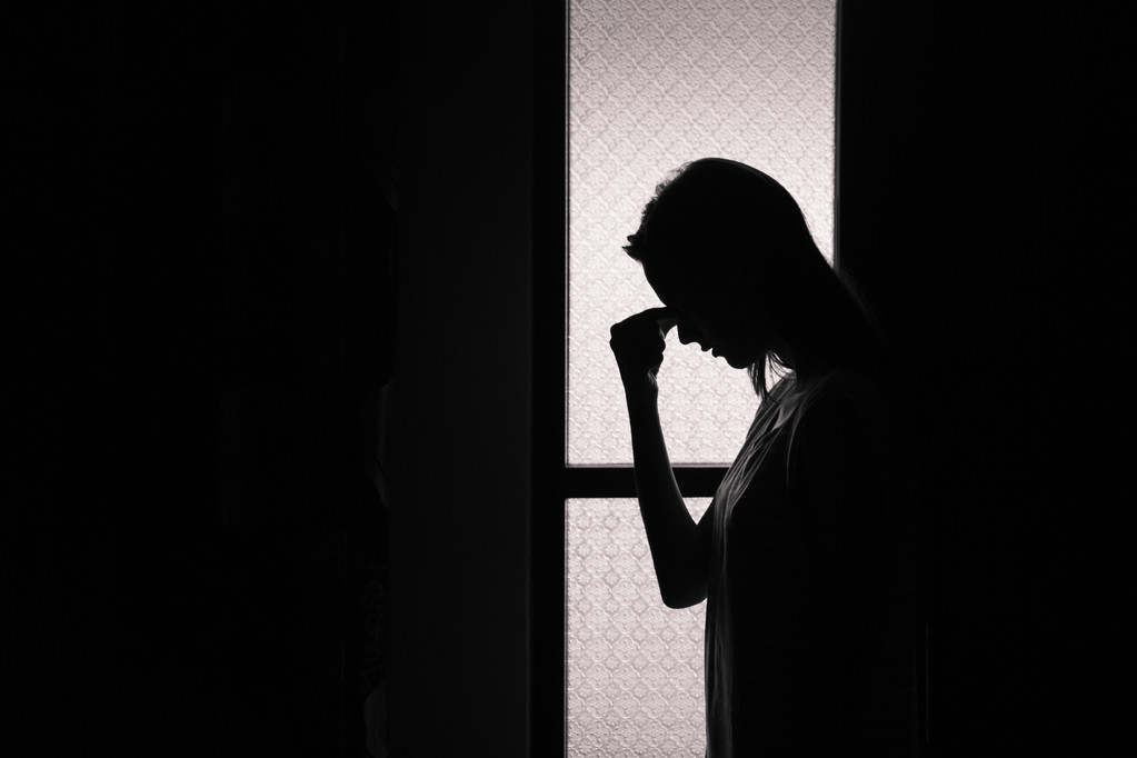 悲伤的年轻女子图片 悲伤的年轻女子图片
