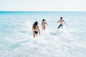 在海滩玩的朋友