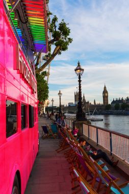 粉红色双层巴士在伦敦，英国