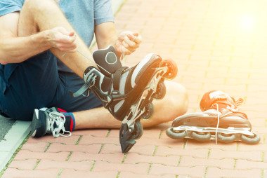 準(zhǔn)備滾軸溜冰的人