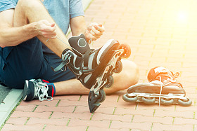 准备滚轴溜冰的人