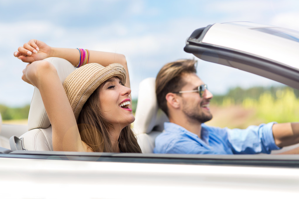 对新人享受着在一辆敞篷车兜风 对新人享受着在一辆敞篷车兜风