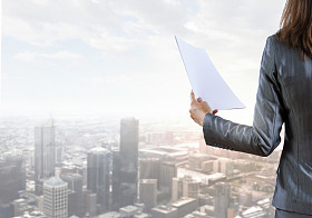 信心十足的商业女性。混合媒体