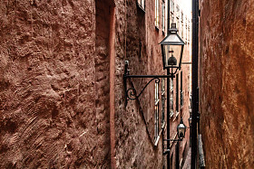 狭窄的街道，旧城 (Gamlastan) 在斯德哥尔摩，瑞典
