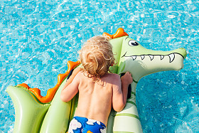 男孩与床垫池图片