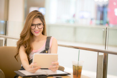 看著有趣的女人在平板電腦上的電影