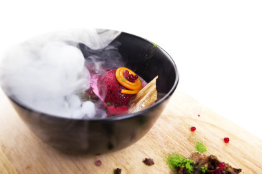 分子烹飪。甜菜根的美味湯.圖片