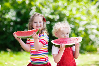 孩子們?cè)诨▓@里吃西瓜