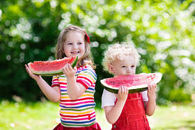 孩子们在花园里吃西瓜