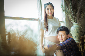 很高兴美丽年轻男人和女人怀孕的肚子