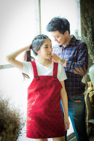 愛情、 婚禮、 冬天、 約會(huì)和人們的觀念-微笑聯(lián)軸器