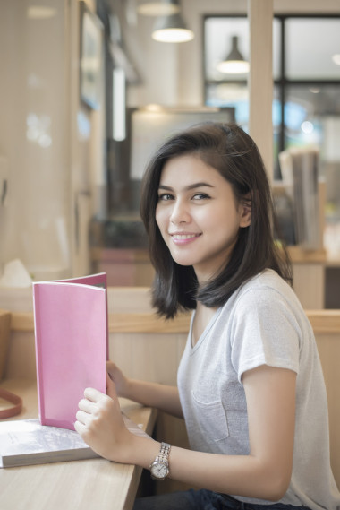 亞洲大學學生在校園內(nèi)的一幅肖像